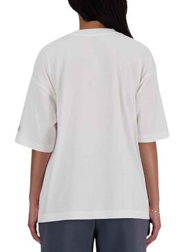 T-shirt New Balance Collegiate en blanco para mujer.