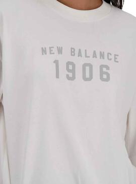 T-shirt New Balance Collegiate en blanco para mujer.