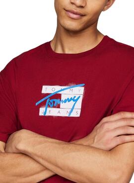 T-shirt Tommy Jeans Logo grenat pour homme.