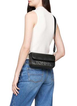 Sac Tommy Hilfiger Bold Elongated Flap noir pour femme