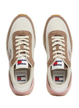 Sneakers Tommy Jeans Tech Runner Essential beige pour femme.