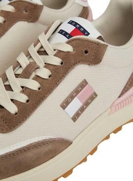 Sneakers Tommy Jeans Tech Runner Essential beige pour femme.