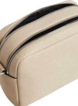 Sac Calvin Klein Jeans Ultralight Camera Bag beige pour femme