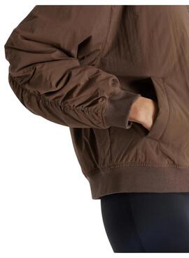 Veste Bomber New Balance Graphic Woven marron pour femme.