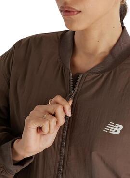 Veste Bomber New Balance Graphic Woven marron pour femme.