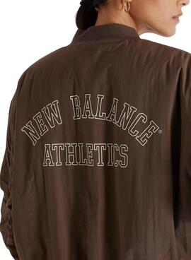 Veste Bomber New Balance Graphic Woven marron pour femme.