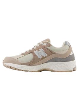 Chaussures New Balance M2002R beige pour femme