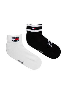 Paquets de 2 chaussettes Tommy Jeans Sports à rayures noires et blanches pour hommes et femmes.