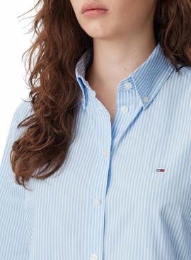 Chemise Tommy Jeans à fines rayures bleues et blanches pour femme.