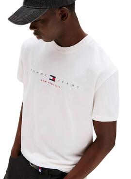 Maillot Tommy Jeans Flag Linear blanc pour homme.