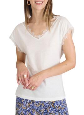 Chemise Naf Naf en dentelle beige pour femme.