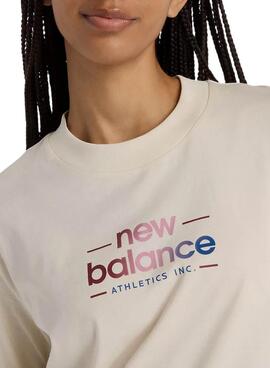 T-shirt New Balance Reimagined beige pour femme.