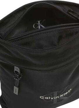 Sac à main Calvin Klein Jeans plat noir pour homme.