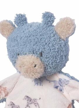 Gugú Mayoral accroche une sucette bleue pour bébé.