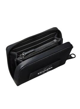 Portefeuille Calvin Klein Utility petite fermeture éclair noire pour femme.
