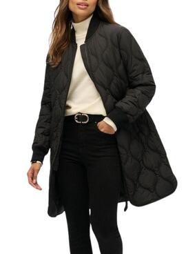 Parka Superdry acolchada negra para mujer.