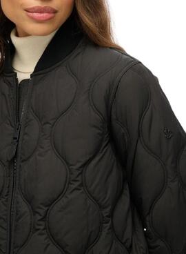 Parka Superdry acolchada negra para mujer.