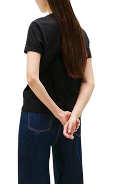 T-shirt Tommy Jeans Essential Logo noir pour femme.