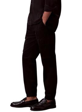Pantalon cargo Calvin Klein Jeans noir pour homme.