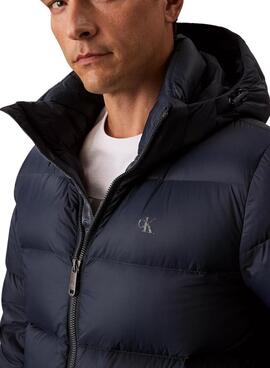 Veste matelassée Calvin Klein à capuche marine pour homme.