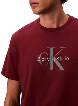 T-shirt Calvin Klein Monologue bordeaux pour homme.