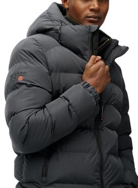 Veste matelassée à capuche Superdry Hooded Sports Puffer grise pour homme.