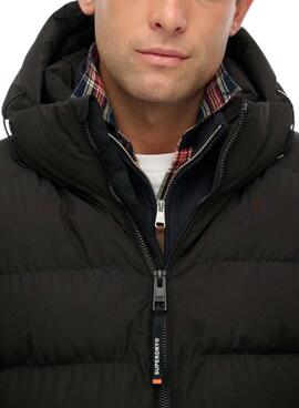 Veste matelassée à capuche Superdry Hooded Sports Puffer noire pour homme.