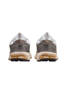 Chaussures Nike Modèle Vomero 5 pour garçon et fille.