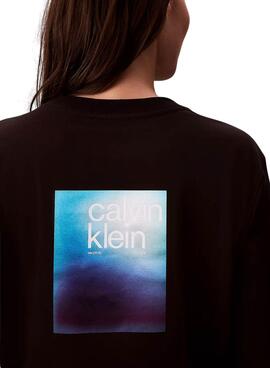 T-shirt Calvin Klein Jeans en satin noir avec graphique Ombre pour femme