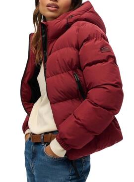 Veste Superdry à capuche et matelassée, couleur grenat, pour femme.
