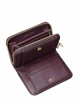Portefeuille Calvin Klein de taille moyenne avec rabat grenat pour femme.