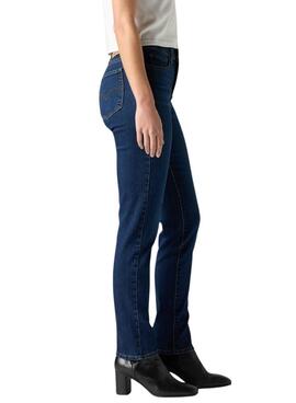 Jean slim Levis 312 en denim oscuro para mujer.