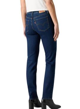 Jean slim Levis 312 en denim oscuro para mujer.