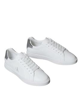Chaussures Calvin Klein Jeans Pro Cups blanches et argentées pour femmes.