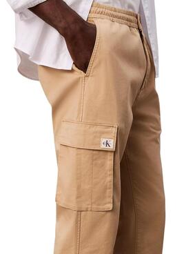 Pantalons cargo Calvin Klein Jeans Elastic Twill beige pour homme.
