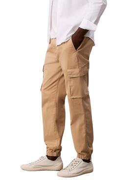 Pantalons cargo Calvin Klein Jeans Elastic Twill beige pour homme.
