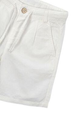 Pantalón Bermuda de lino blanco de corte holgado para niño de la marca Mayoral.