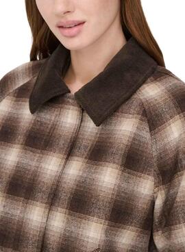 Veste à carreaux marron Only Kine pour femme.