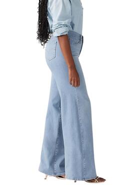 Jean Levi's 318 Shaping Wide Leg bleu pour femme.