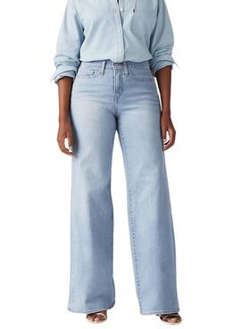 Jean Levi's 318 Shaping Wide Leg bleu pour femme.
