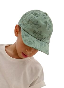 Casquette verte pour enfant avec des voitures.