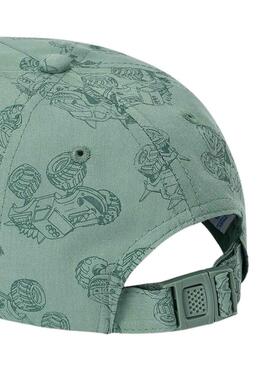 Casquette verte pour enfant avec des voitures.