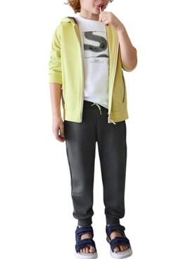 Ensemble jaune de maire pour garçon sur la route