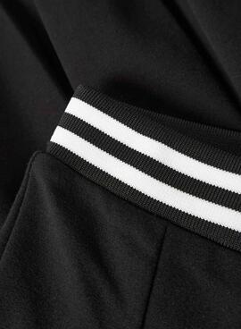 Jupe noire à volants Name It avec taille élastique pour fille.