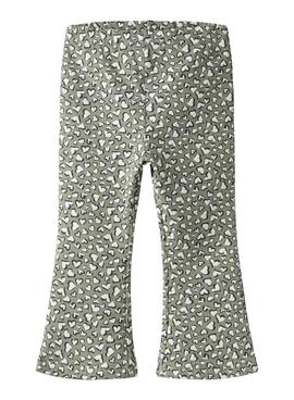 Pantalon flare Name It imprimé de coeurs vert pour fille.