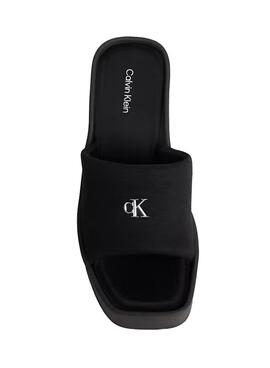 S'il vous plaît, renvoyez-moi seulement la traduction en français de ceci : Sandales compensées Calvin Klein Jeans Wedge 70 noires pour femme.