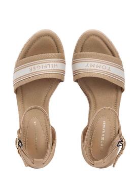 Espadrilles Tommy Hilfiger en toile marron avec talon compensé haut pour femme.