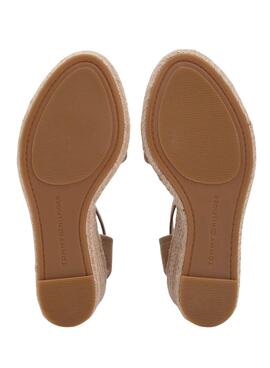 Espadrilles Tommy Hilfiger en toile marron avec talon compensé haut pour femme.