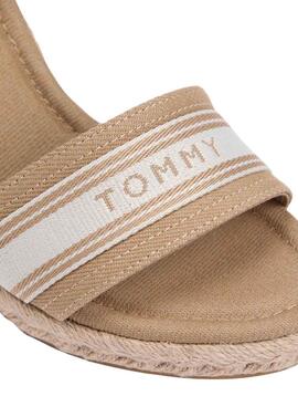 Espadrilles Tommy Hilfiger en toile marron avec talon compensé haut pour femme.