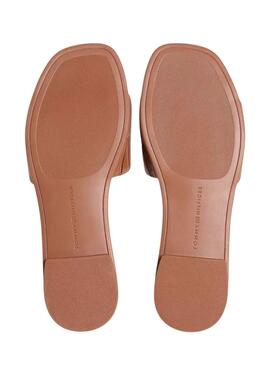 Mules en cuir marron pour femme de Tommy Hilfiger.